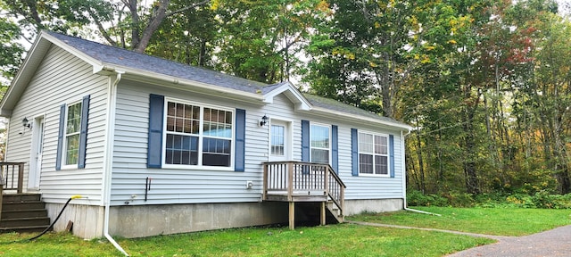 view of front of house featuring a front yard