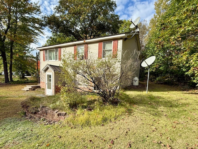 view of front facade featuring a front yard