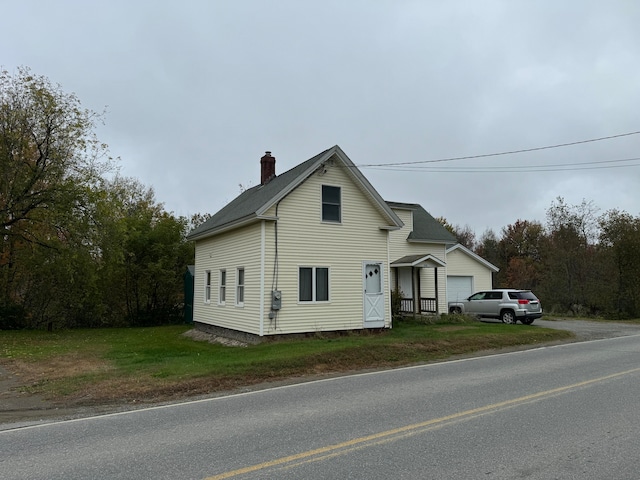 view of front of property featuring a front yard