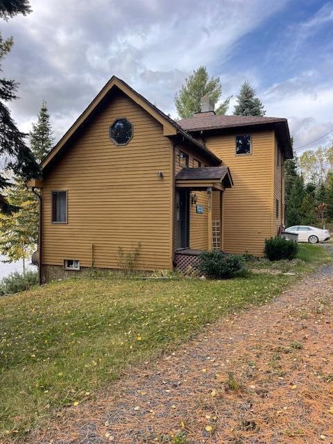 view of front of house featuring a front yard