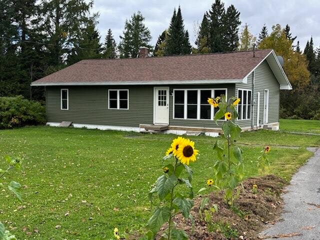 single story home with a front yard