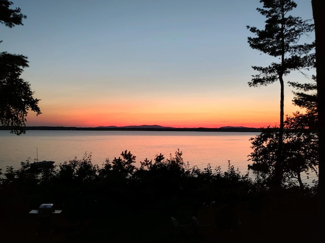 water view featuring a mountain view