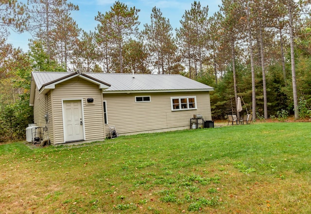 back of house featuring a lawn