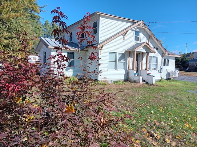 view of front of house featuring a front lawn