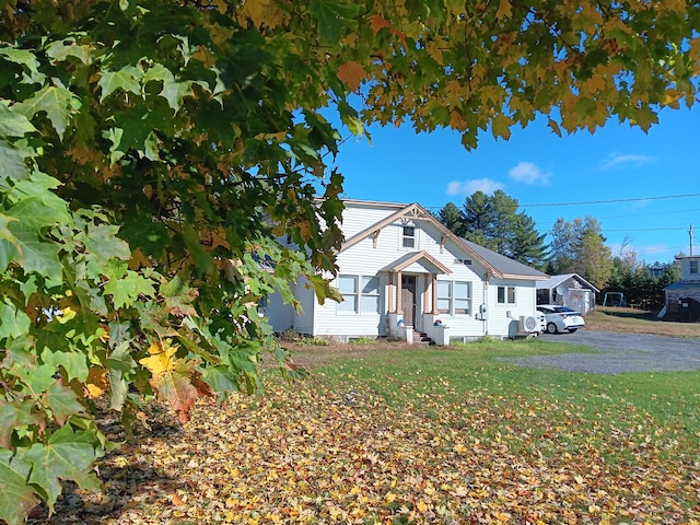 view of front of home featuring a front yard