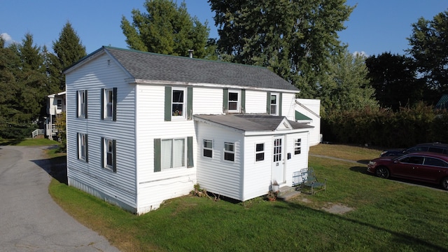 view of front of house with a front lawn