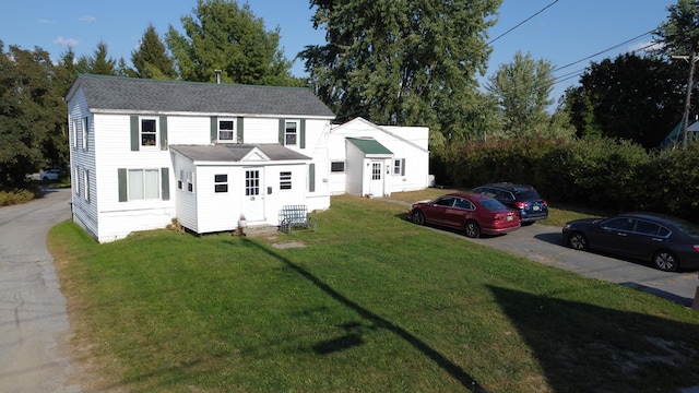 view of front of property with a front yard