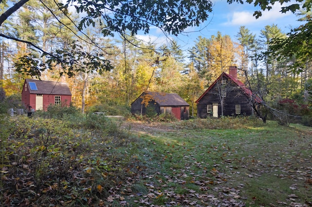 view of yard featuring an outdoor structure