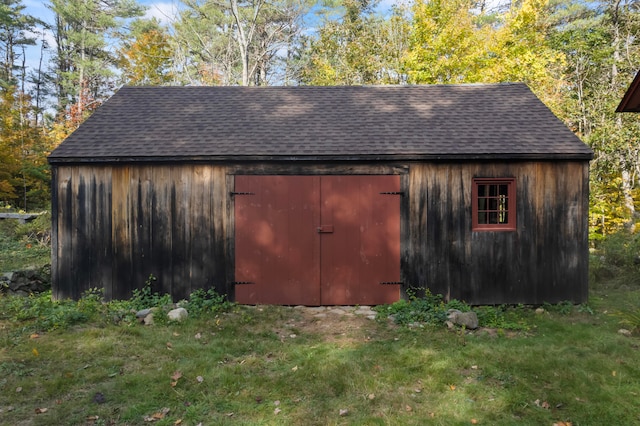 view of outdoor structure featuring a yard