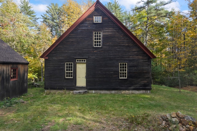 back of house featuring a lawn