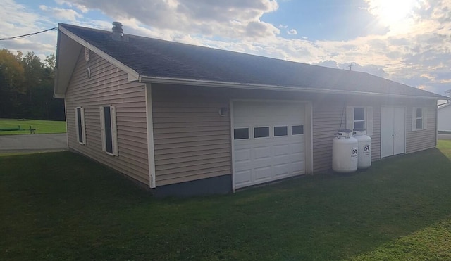 view of side of property featuring a lawn