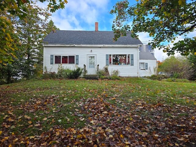 view of front of home featuring a front yard