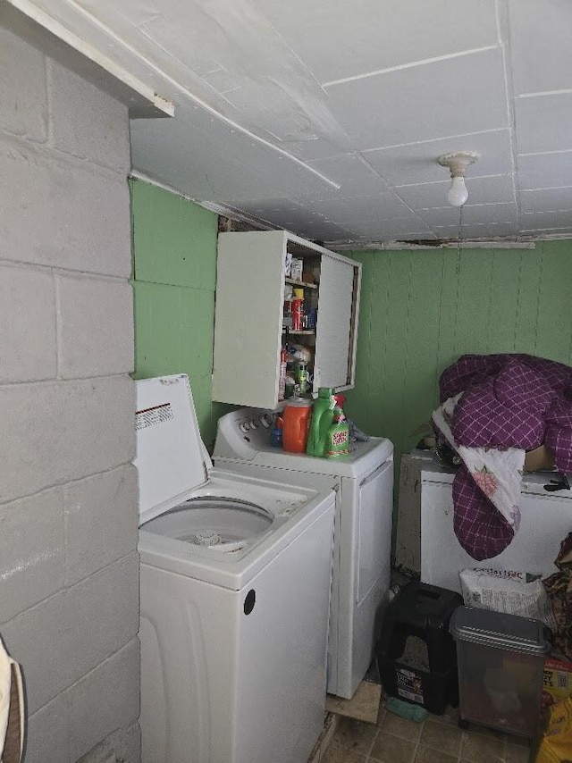 laundry room with washer and clothes dryer