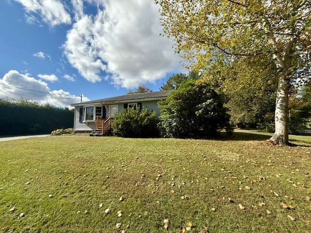 view of front of home featuring a front yard