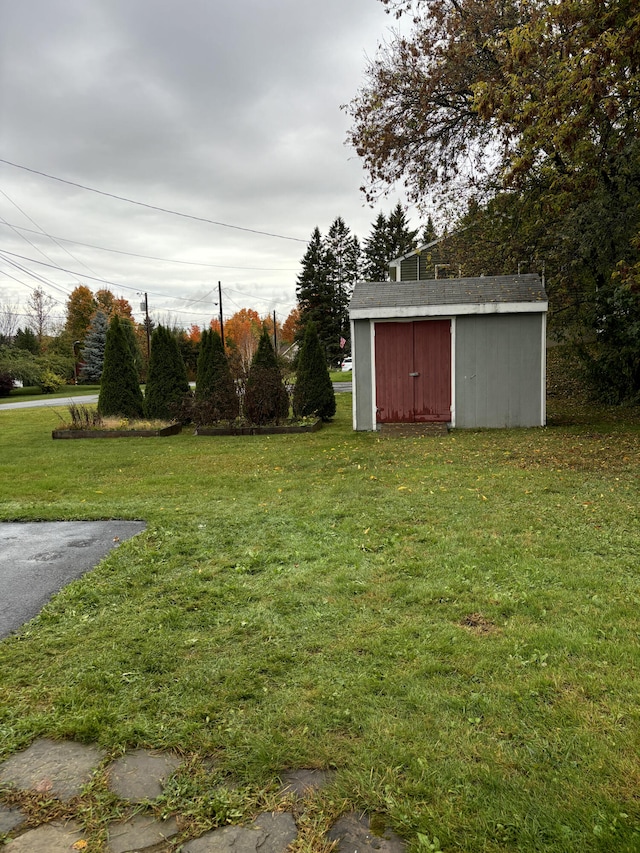 view of yard featuring a storage shed