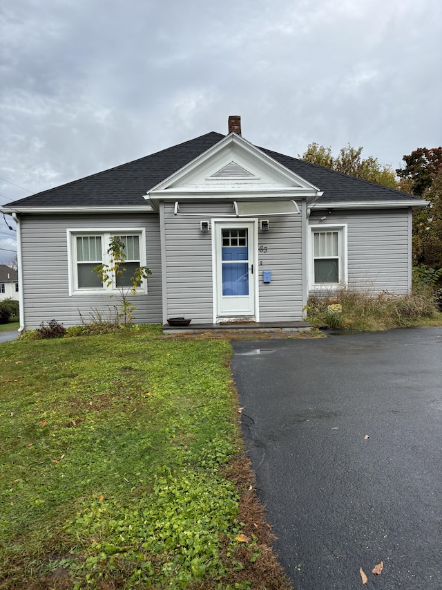 view of front facade featuring a front yard