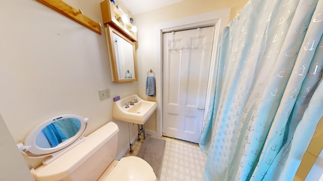 full bath with toilet, tile patterned floors, baseboards, and curtained shower