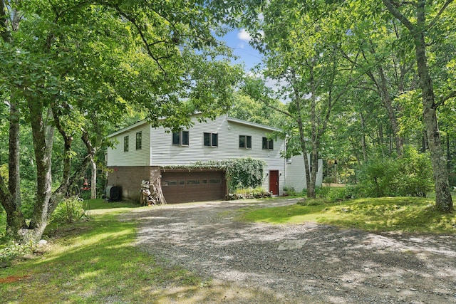 view of front of house featuring a front yard, an attached garage, and driveway