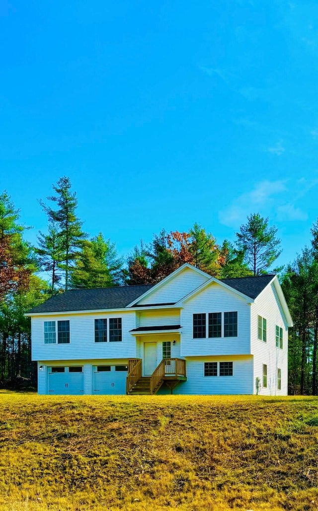 bi-level home featuring a front lawn and a garage