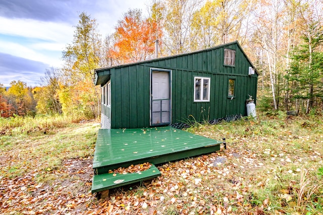 view of outbuilding