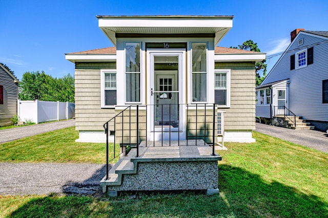 view of front of house featuring a front yard