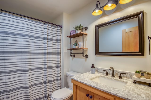 bathroom featuring a shower with shower curtain, vanity, and toilet