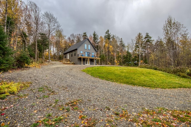 view of front of property featuring a front yard