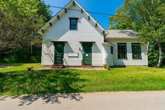 view of front of home featuring entry steps and a front yard
