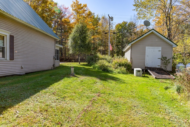 view of yard with a shed