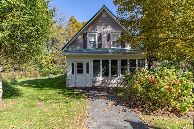 view of front of property with a front lawn