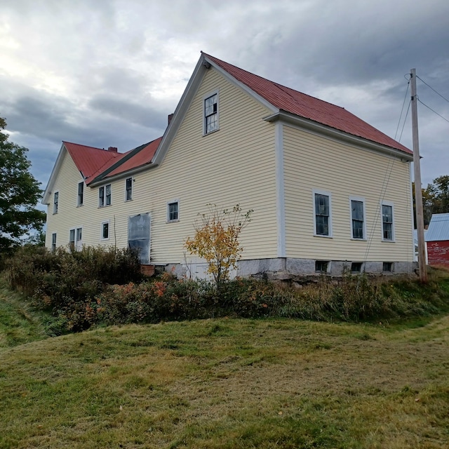 view of side of property featuring a yard