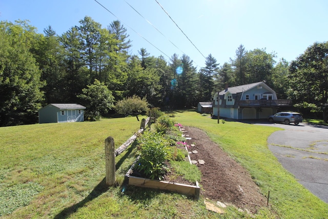 view of yard featuring a storage unit