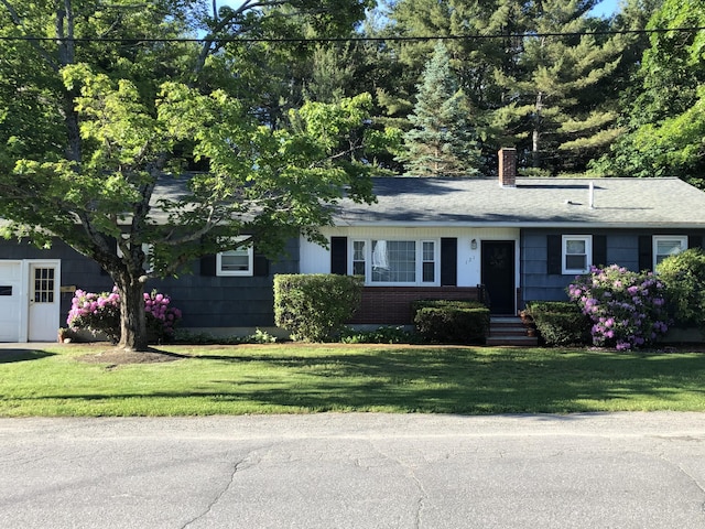 single story home with a front lawn