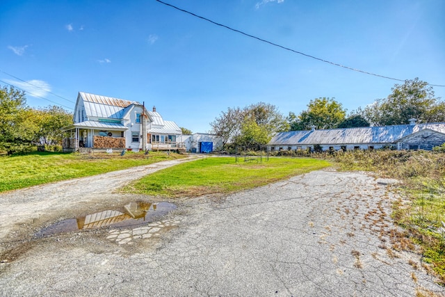 view of front of house featuring a front yard