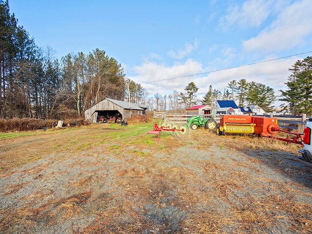 view of yard featuring an outbuilding