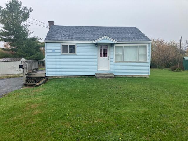 view of front of property with a front lawn