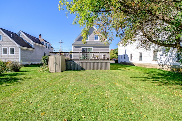 view of yard featuring a shed