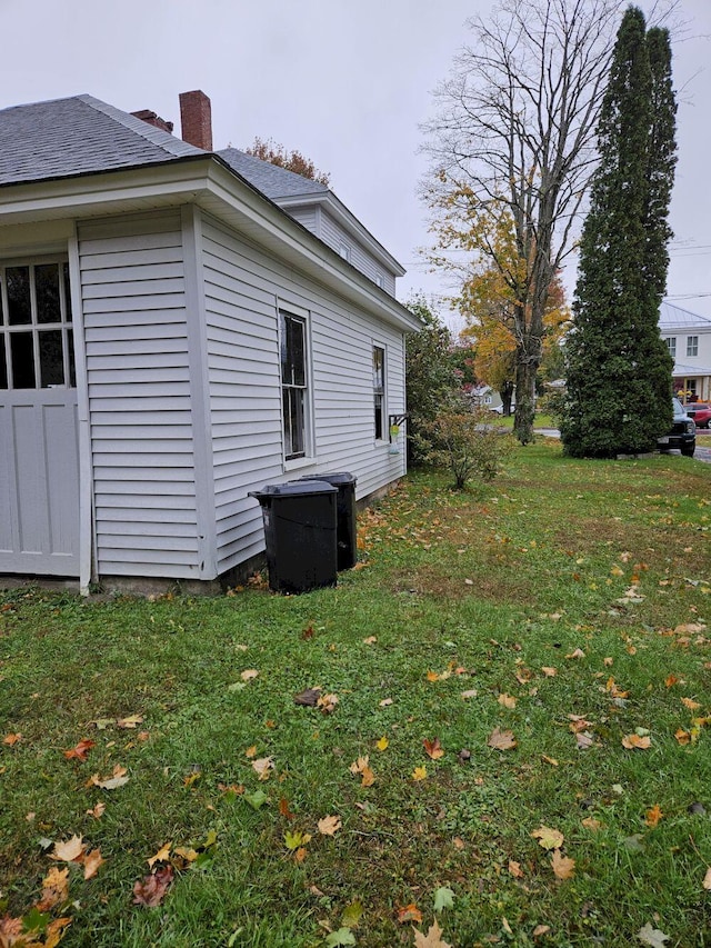 view of side of property featuring a lawn