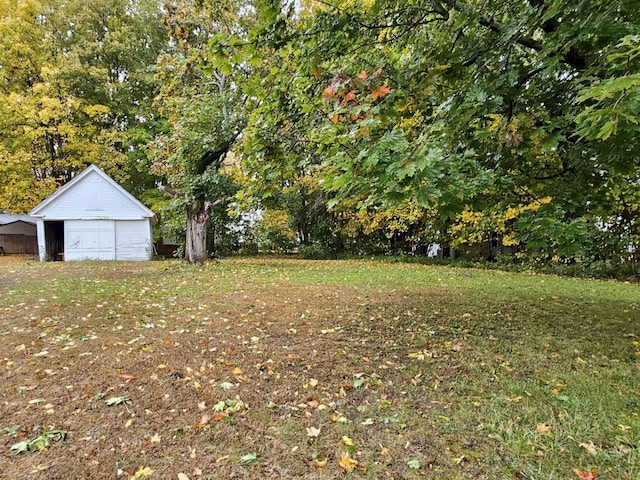 view of yard featuring an outdoor structure