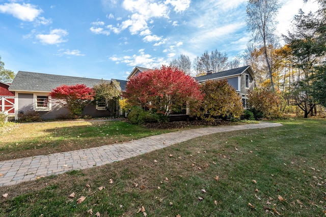 view of front of home featuring a front yard