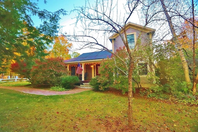 view of front of home featuring a front yard