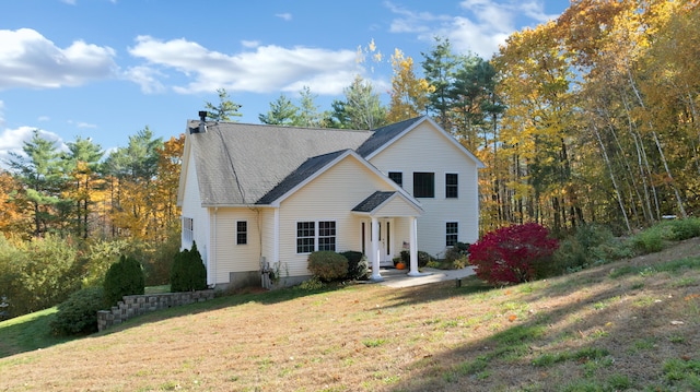 view of front facade with a front lawn