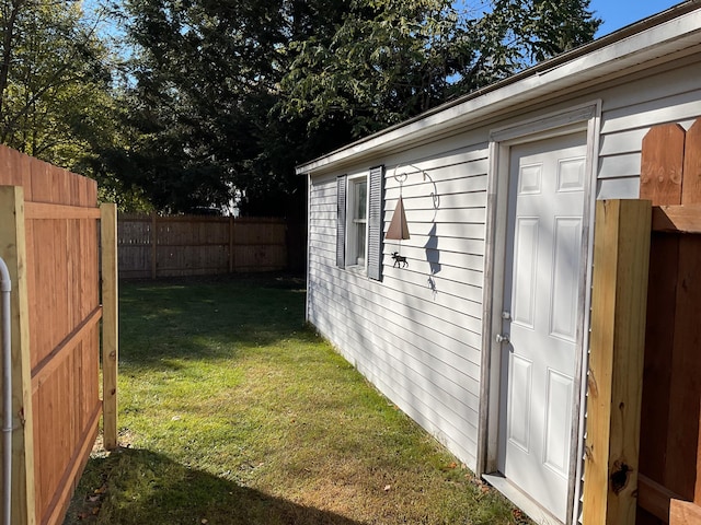 view of yard featuring an outbuilding