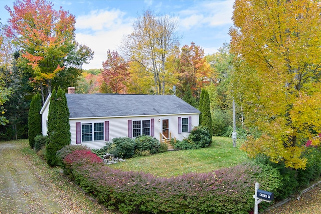 view of front of house featuring a front lawn