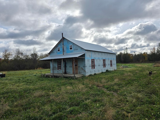 view of front of property with a front lawn