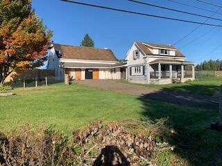 view of front facade featuring a front yard