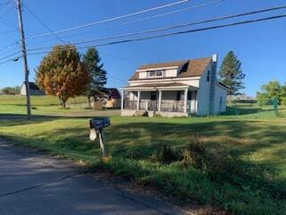 view of front of property featuring a front yard