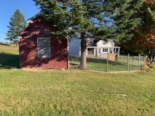 view of yard featuring an outdoor structure