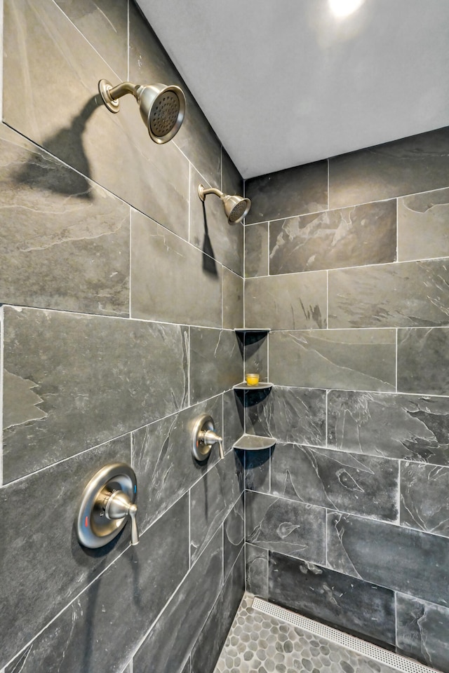 bathroom featuring a tile shower