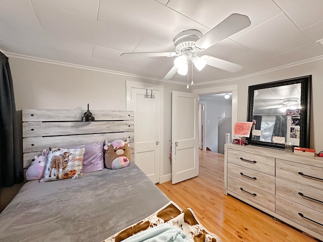 bedroom with ceiling fan, ornamental molding, and light hardwood / wood-style floors